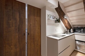 Frigorifero, microonde, piano cottura, lavastoviglie