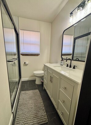 Dusche, Haartrockner, Handtücher, Seife