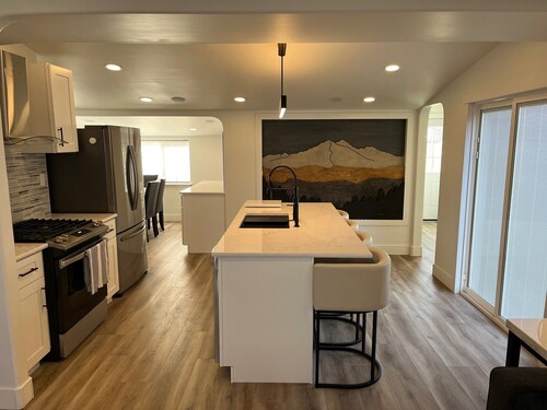 Shanti House: Luxury 2 bedroom and 2 bath home with Steam shower. Walk Downtown!