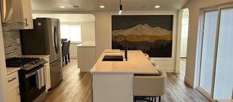 Shanti House: Luxury 2 bedroom and 2 bath home with Steam shower. Walk Downtown!