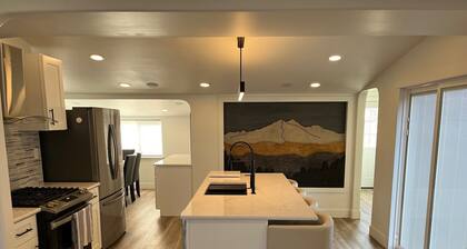 Shanti House: Luxury 2 bedroom and 2 bath home with Steam shower. Walk Downtown!