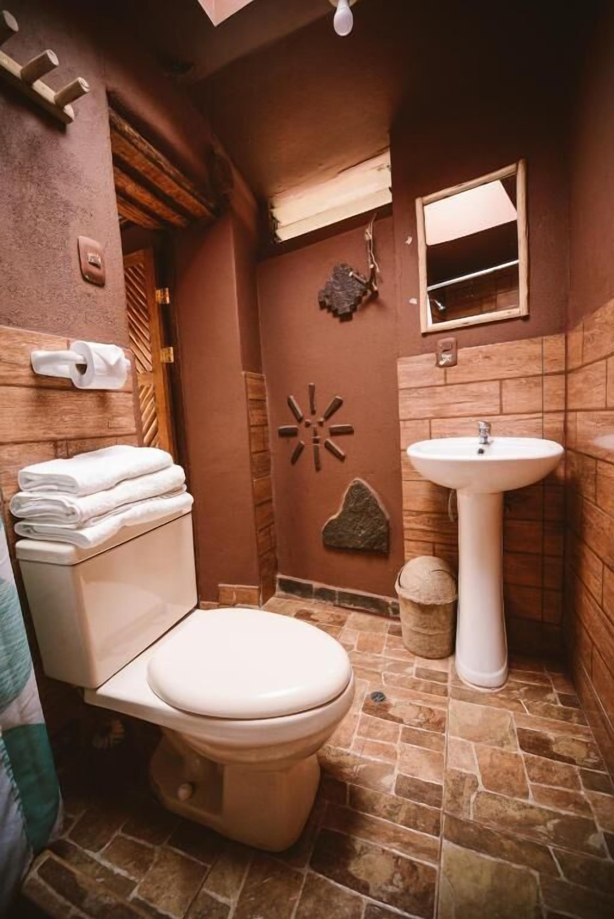 Douche, serviettes fournies, savon, shampoing