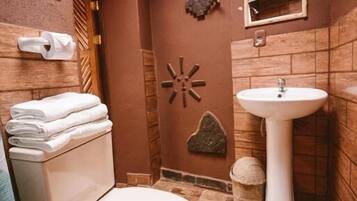 Douche, serviettes fournies, savon, shampoing