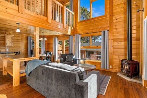 Charming cabin only feet from Lake Superior