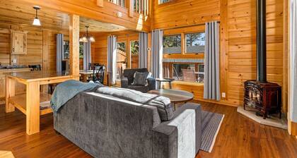 Charming cabin only feet from Lake Superior