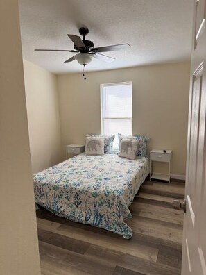 Tabla de planchar con plancha, wifi, ropa de cama