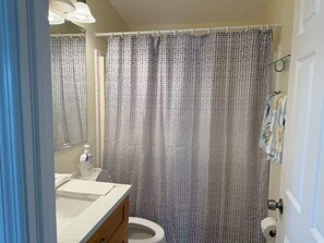 Bruser, hårtørrer, håndklæder, Toiletpapir