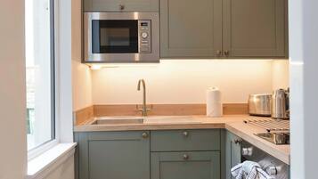 Refrigerador, microondas, horno, placa de cocina