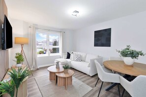 TV, offices - West End Glasgow Apartment with Fast WiFi - Walk to Subway (Glasgow City)