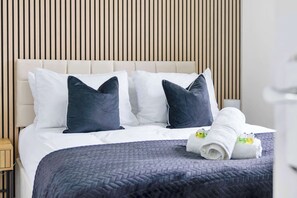 Een strijkplank/strijkijzer, reisbedje, wifi, beddengoed