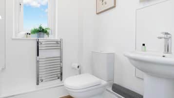 Douche, sèche-cheveux, serviettes fournies, shampoing
