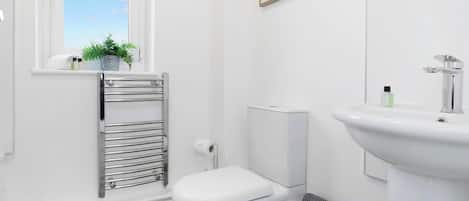 Regadera, secadora de cabello, toallas, shampoo