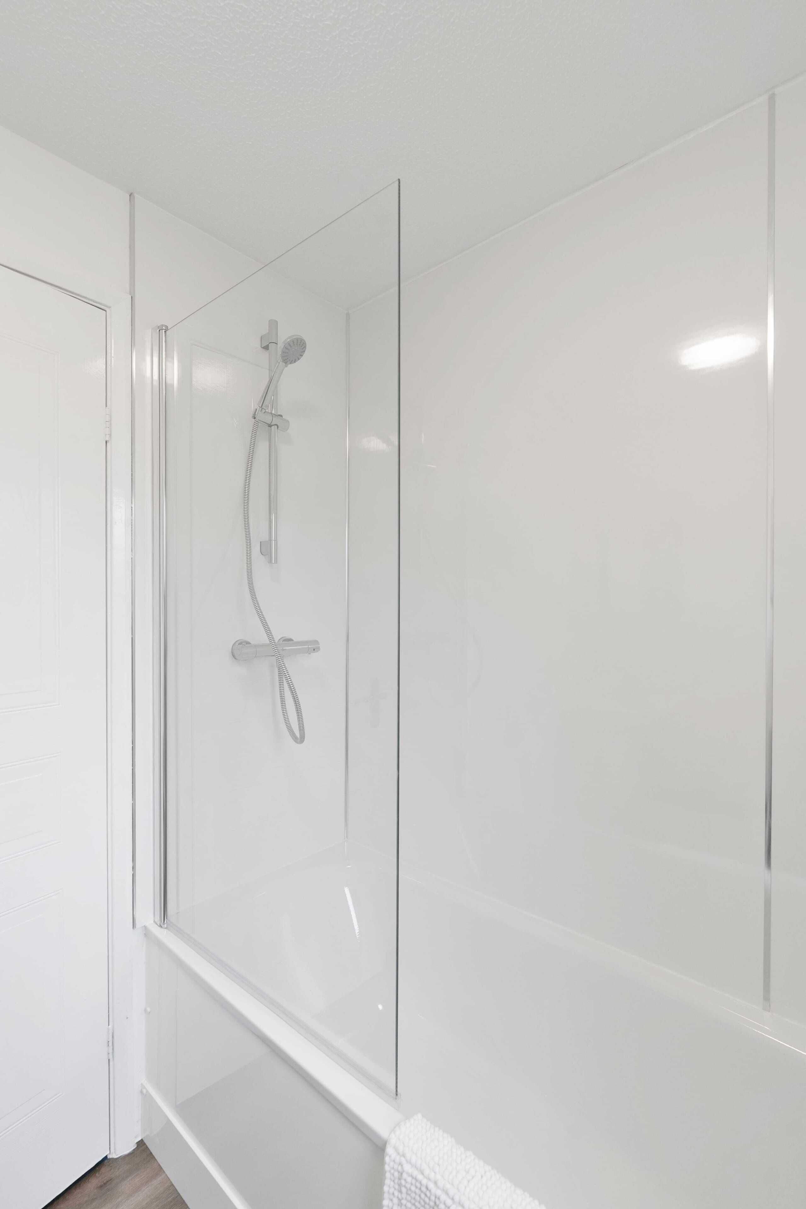 Douche, sèche-cheveux, serviettes fournies, shampoing