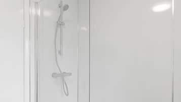 Douche, sèche-cheveux, serviettes fournies, shampoing