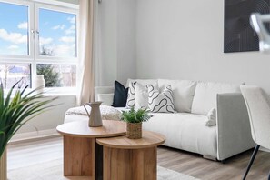 TV, offices - West End Glasgow Apartment with Fast WiFi - Walk to Subway (Glasgow City)