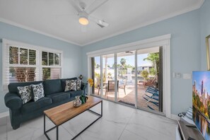 Living area - 7026 Waterfront Duck Key Villa - Sleeps 6 (Marathon)