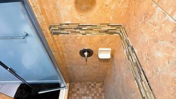 Douche, sĂšche-cheveux, serviettes fournies, savon