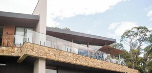 Vista frontal de la propiedad