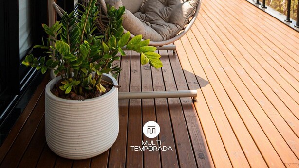 A wooden deck with a hanging chair, a potted plant, and a view of trees and mountains. - Delta na Mata - Sto Amaro da Imperatriz (Santo Amaro da Imperatriz)