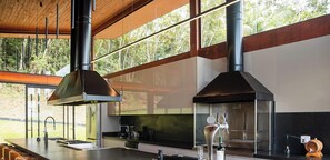 Casa presidencial, hidromasaje, vista a la montaña | Cocina privada | Refrigerador, microondas, lavavajillas y batidora 