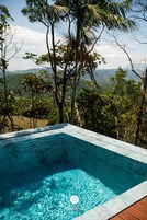 Casa presidencial, banheira de hidromassagem, vista para a montanha | Piscina | Piscina externa, guarda-sóis, espreguiçadeiras