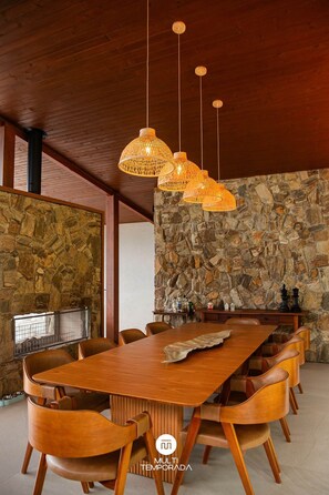 Casa presidencial, bañera de hidromasaje, vistas a la montaña | Restauración