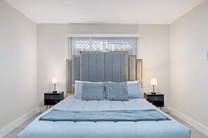 Tabla de planchar con plancha, wifi y ropa de cama 