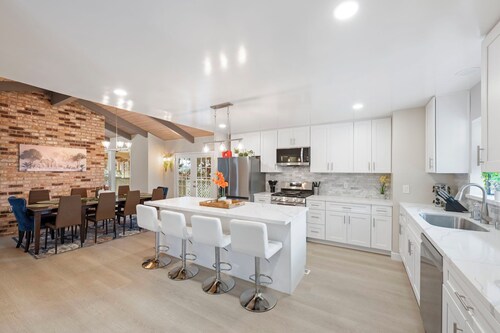 Monthly 4BD 2.5BR Home w Gorgeous View, Heated Pool, Billiards, 65' tv, Games +