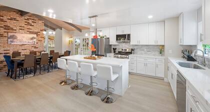 Monthly 4BD 2.5BR Home w Gorgeous View, Heated Pool, Billiards, 65' tv, Games +