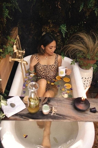 Chic 1967 Aristocrat Camper | Glamping (Tub)