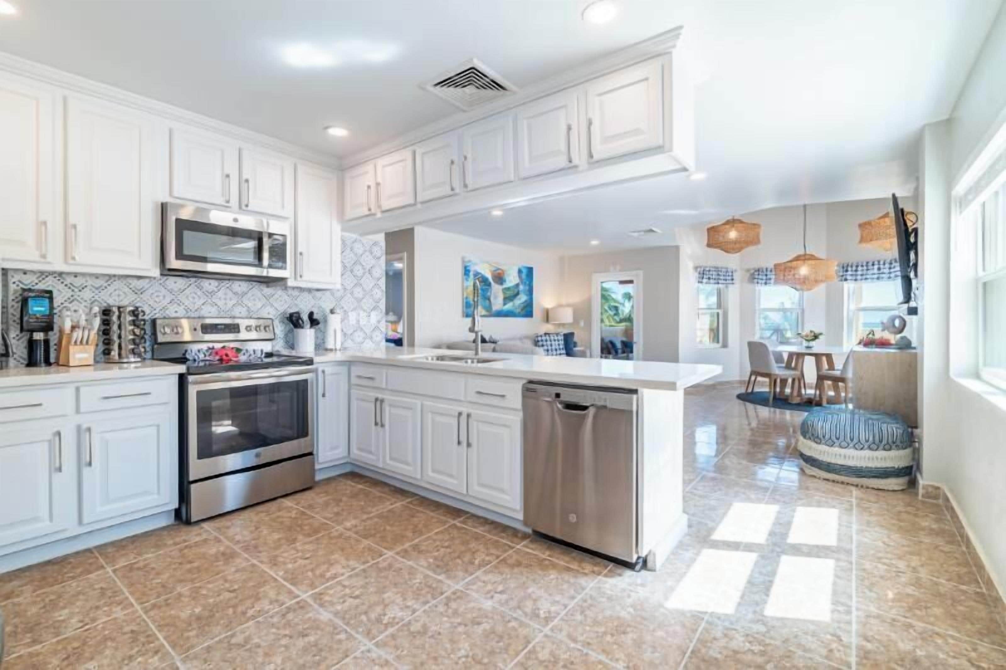 Superior Penthouse, Balcony, Sea View | Private kitchen | Fridge, microwave, oven, stovetop