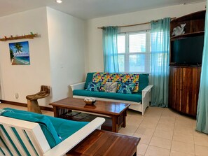 Suite Deluxe, 3 habitaciones, balcón, vista al mar | Área de sala de estar