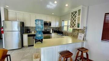 Luxe suite, 2 slaapkamers, uitzicht op zee | Privékeuken | Een koelkast, een microgolfoven, een oven, een kookplaat