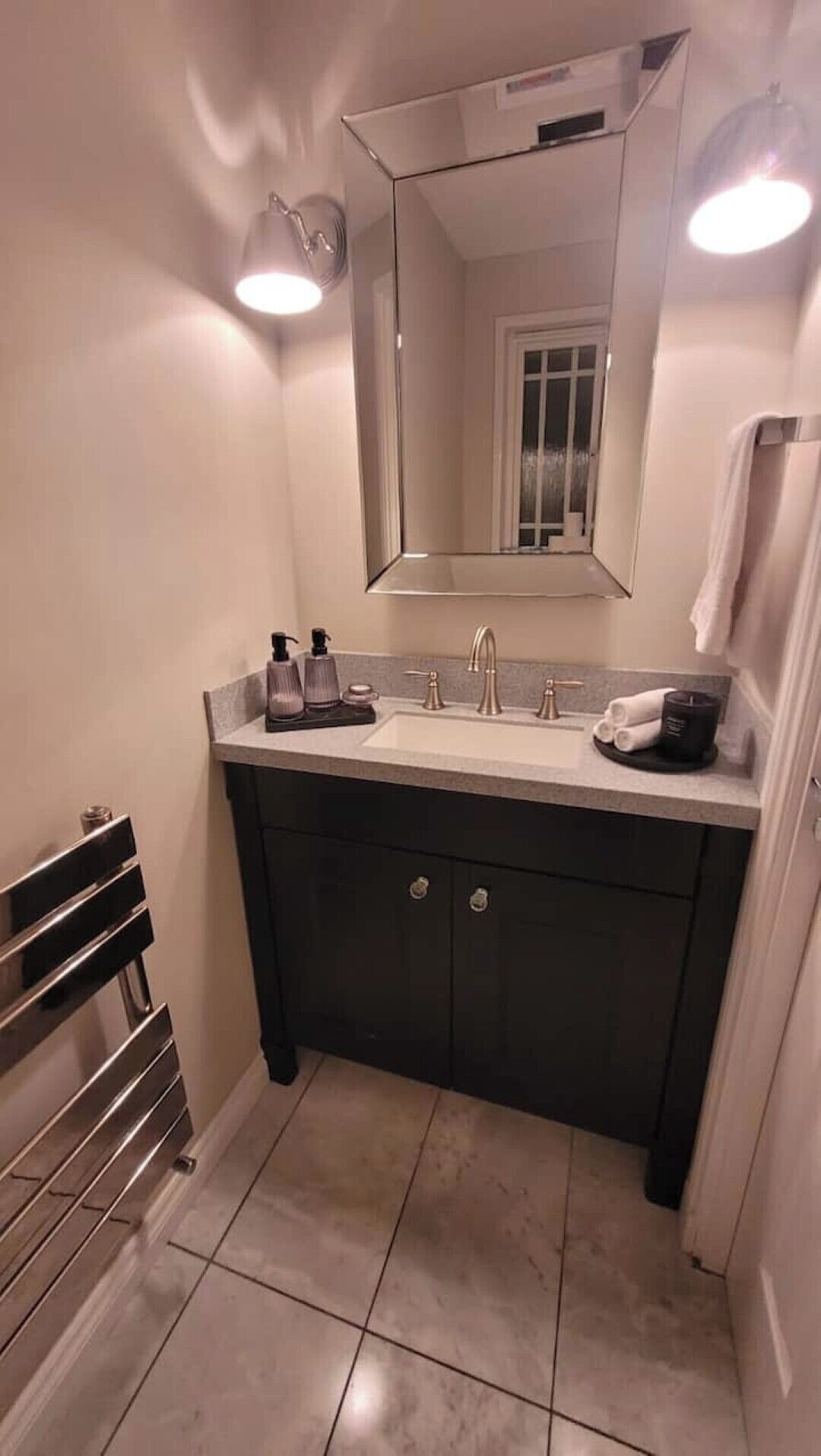 Secadora de cabello, toallas, jabón, papel de baño 