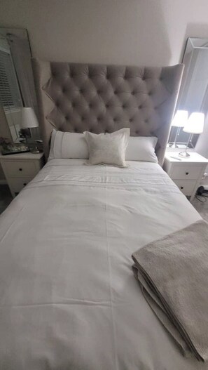 Silitysrauta/-lauta, Wi-Fi, vuodevaatteet