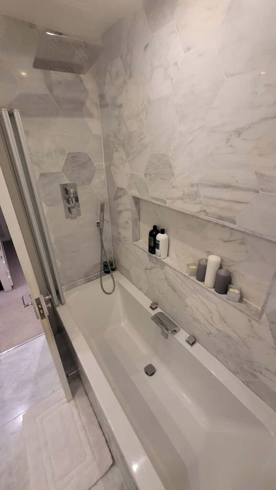 ヘアドライヤー、タオル、石鹸、トイレットペーパー