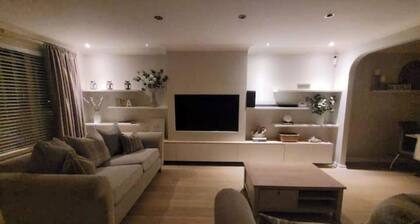 Stylish, Modern 3 bedroom house, free parking x 2