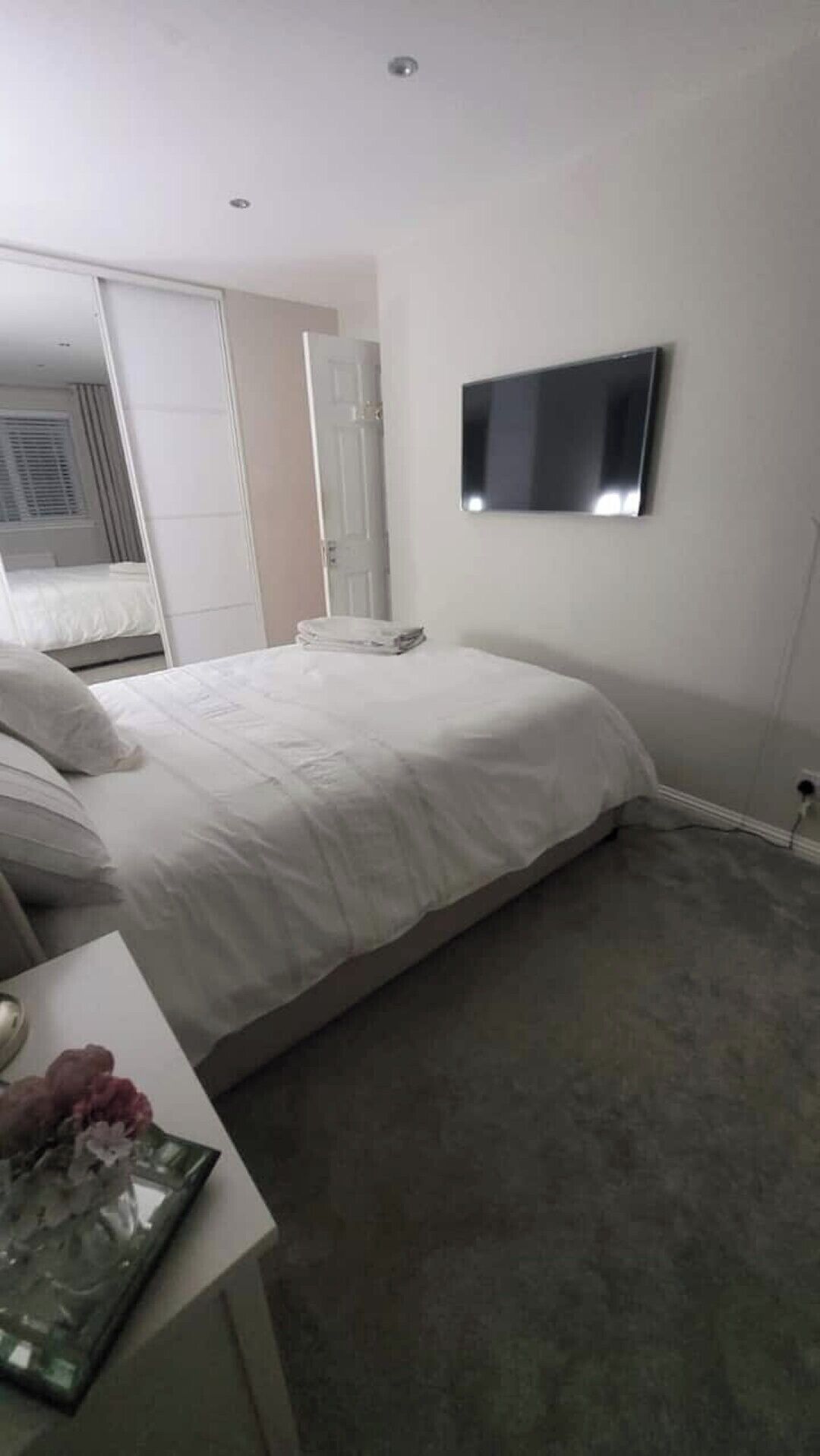Tabla de planchar con plancha, wifi y ropa de cama 