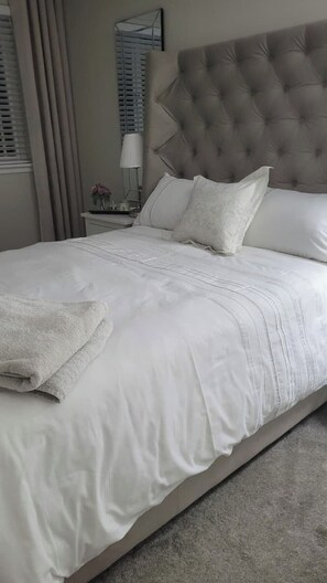 Tabla de planchar con plancha, wifi, ropa de cama