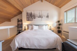 2 bedrooms, iron/ironing board, free WiFi, bed sheets - Bachelor View Retreat at 7th Mt Resort (Bend)