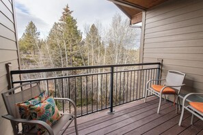 Property grounds - Bachelor View Retreat at 7th Mt Resort (Bend)