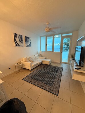Smart TV, books - Peace Beach Front View - 204 (Dorado)