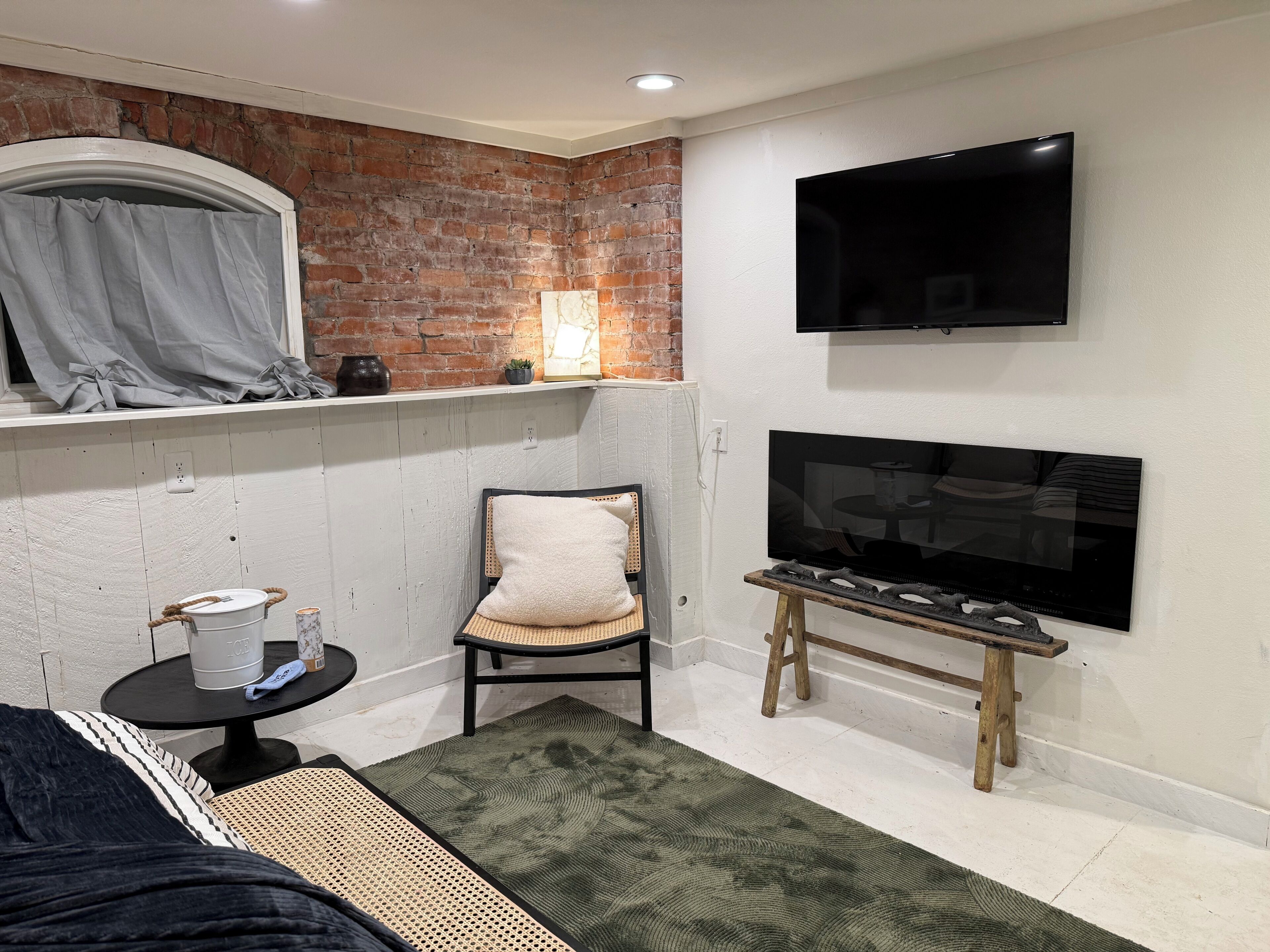 Una Smart TV, una chimenea, libros