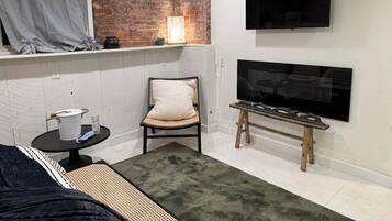 Una Smart TV, una chimenea, libros