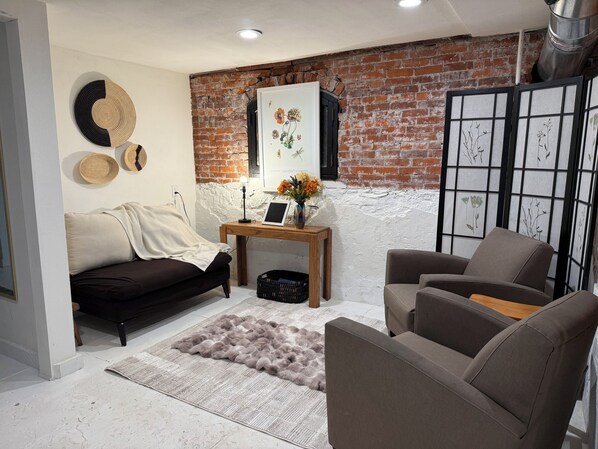 Interior - Farmhouse Suite in Willamette Valley (Salem)