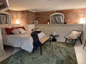 1 dormitorio, tabla de planchar con plancha, wifi y ropa de cama