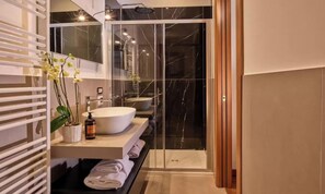 Een douche, een haardroger, handdoeken, zeep