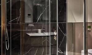 Shower, hair dryer, towels, soap - THE ROMAN TOWNHOUSE - JUST STEPS FROM THE LEGENDARY TREVI FOUNTAIN - 300 SQM (Roma)