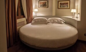 4 bedrooms, desk, iron/ironing board, free WiFi - THE ROMAN TOWNHOUSE - JUST STEPS FROM THE LEGENDARY TREVI FOUNTAIN - 300 SQM (Roma)