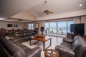 Living area - Vista Mar 5 bedroom Beachfront Penthouse D at Cocal Casino (Jacó)